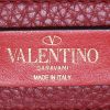Bolso bandolera Valentino Garavani  Rockstud modelo grande  en cuero granulado color burdeos - Detail D9 thumbnail