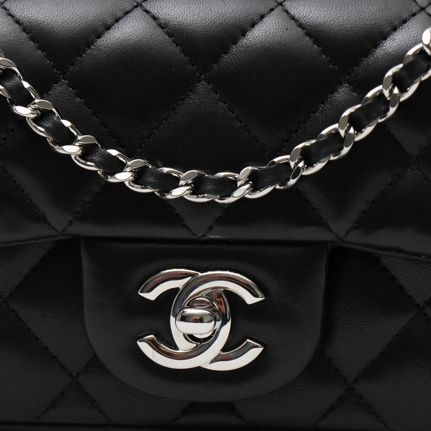Sac bandoulière Chanel  Timeless mini  en cuir matelassé noir - Detail D1