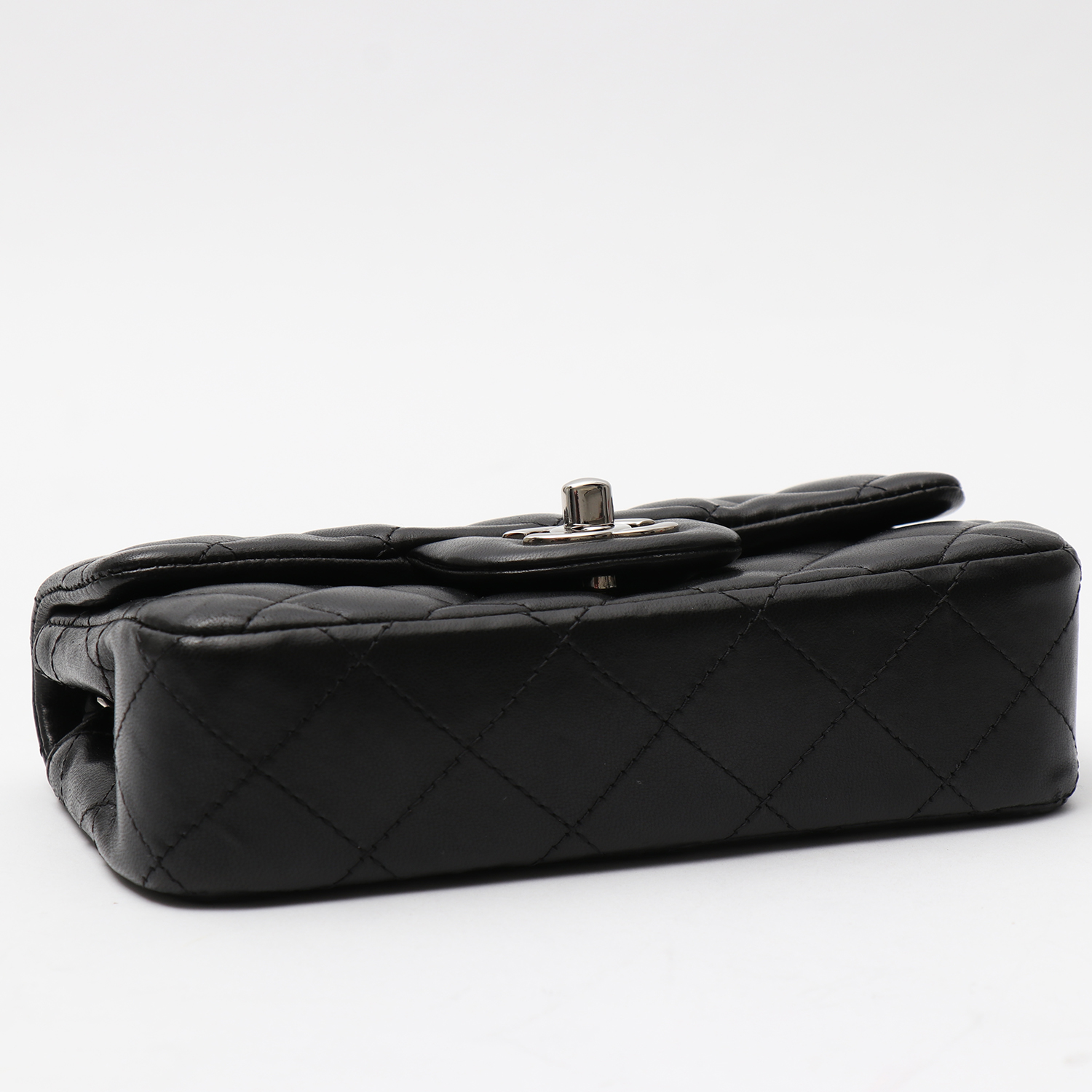 Bolso bandolera Chanel  Timeless mini  en cuero acolchado negro - Detail D4