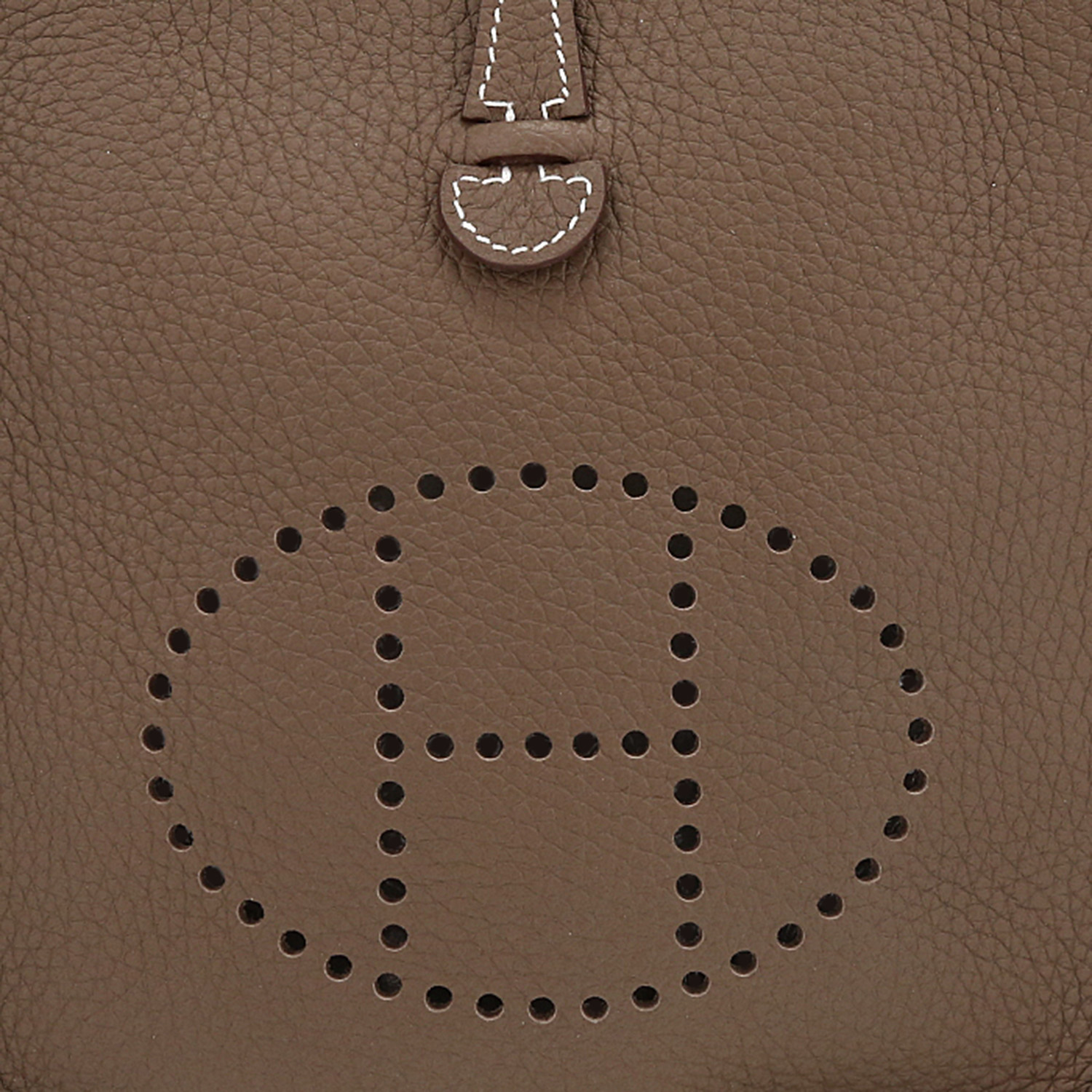 Sac bandoulière Hermès  Mini Evelyne en cuir taurillon clémence étoupe et toile noire - Detail D1