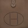 Bolso bandolera Hermès  Mini Evelyne en cuero taurillon clémence marrón etoupe y lona negra - Detail D1 thumbnail