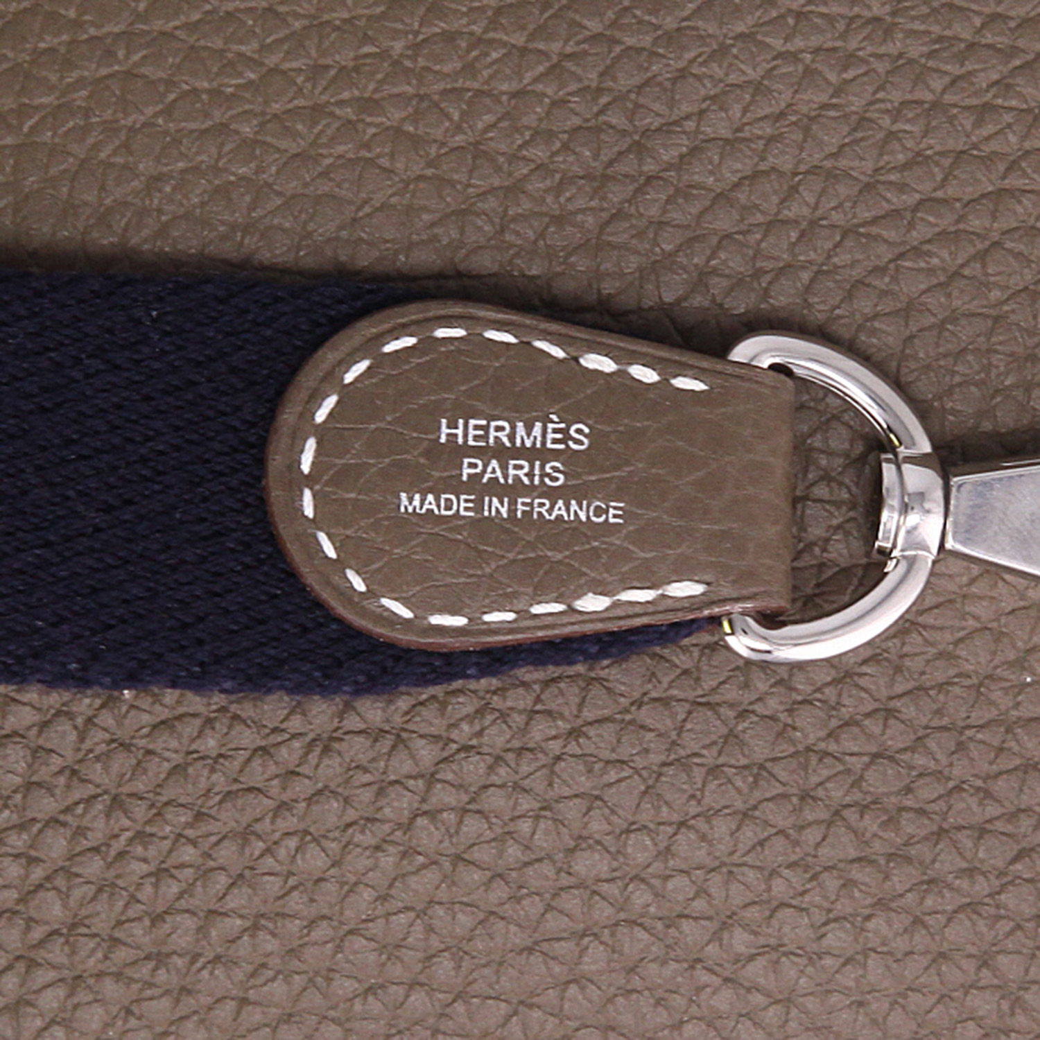 Hermès  Mini Evelyne shoulder bag  in etoupe leather taurillon clémence  and black canvas - Detail D9