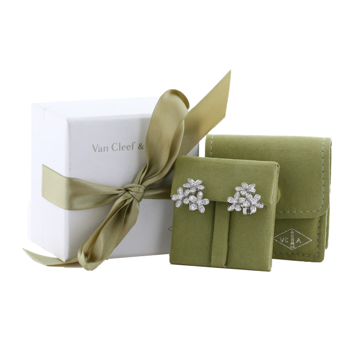 Paire de boucles d'oreilles Van Cleef & Arpels Socrate en or blanc et diamants - Detail D2