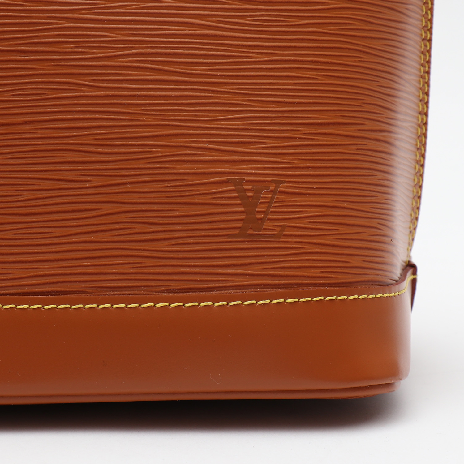 Louis Vuitton  Alma handbag  in gold epi leather - Detail D1