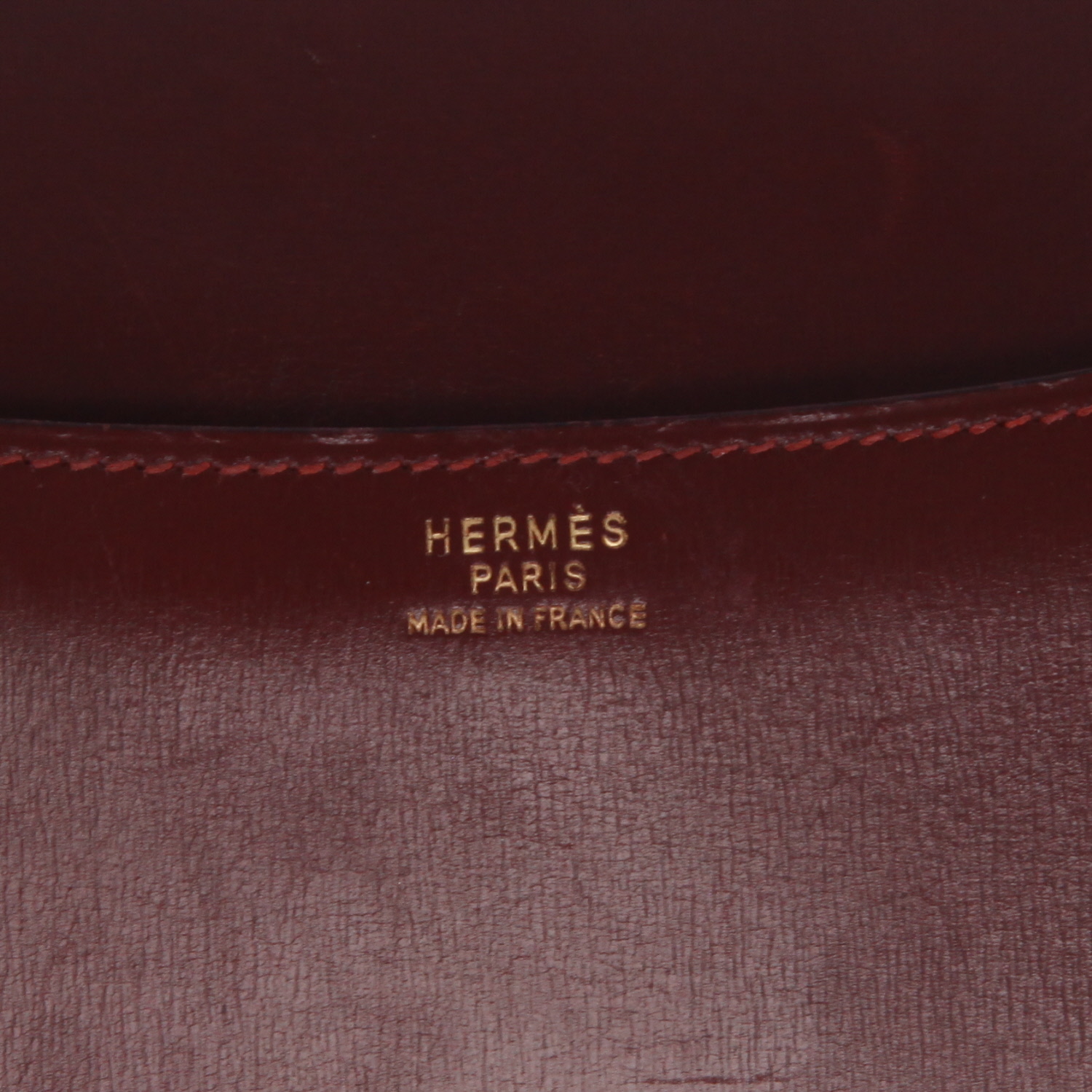 Bolso de mano Hermès  Constance en cuero box color burdeos - Detail D9
