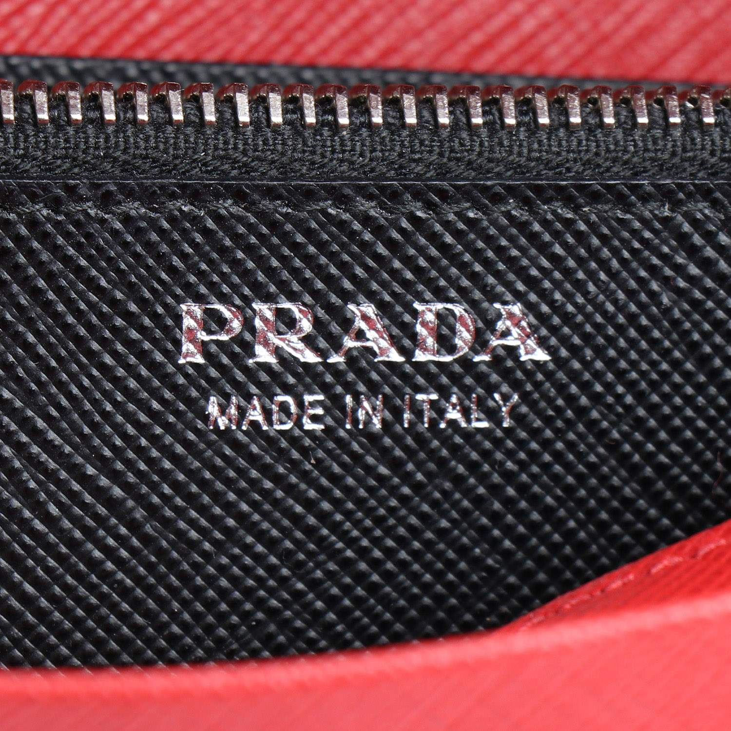 Bolsito de mano Prada   en cuero saffiano rojo - Detail D3