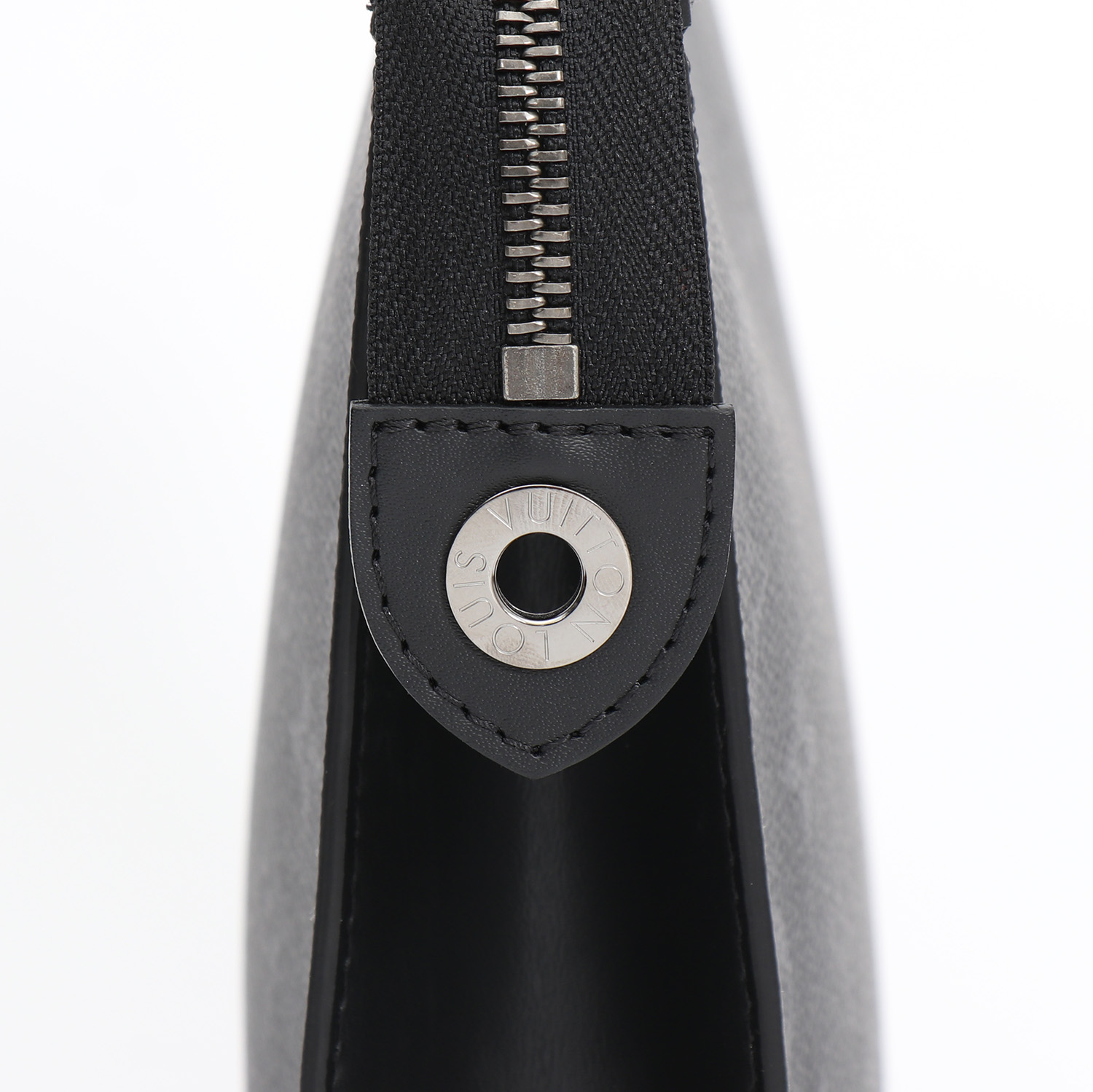 Bolsito de mano Louis Vuitton  PocheToilette26 en lona Monogram gris Graphite y cuero natural - Detail D1