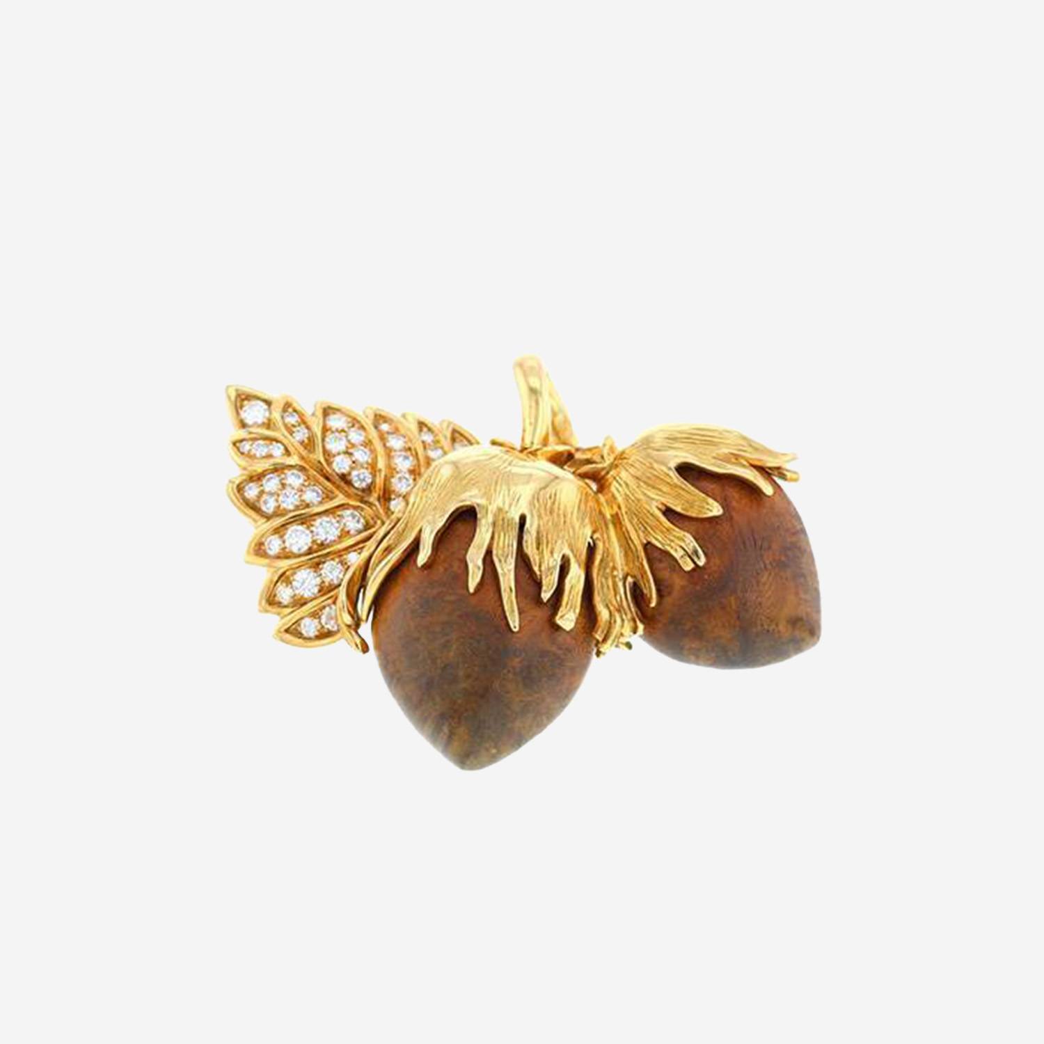 Rene Boivin  brooch-pendant in yellow gold, wood and diamonds