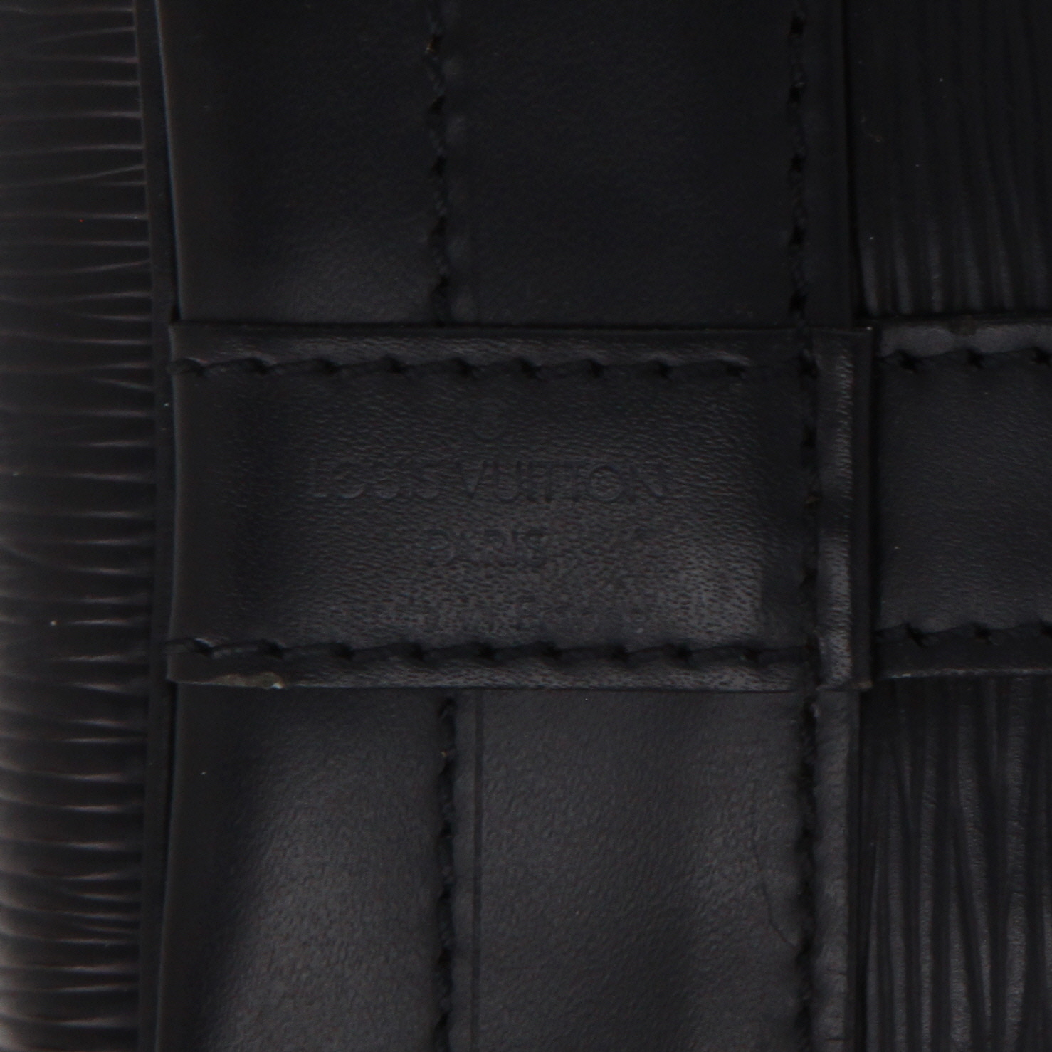 Louis Vuitton  Grand Noé large model  shopping bag  in black epi leather - Detail D9