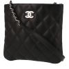 Bolso de mano Chanel  Pochette en cuero acolchado negro - 00pp thumbnail
