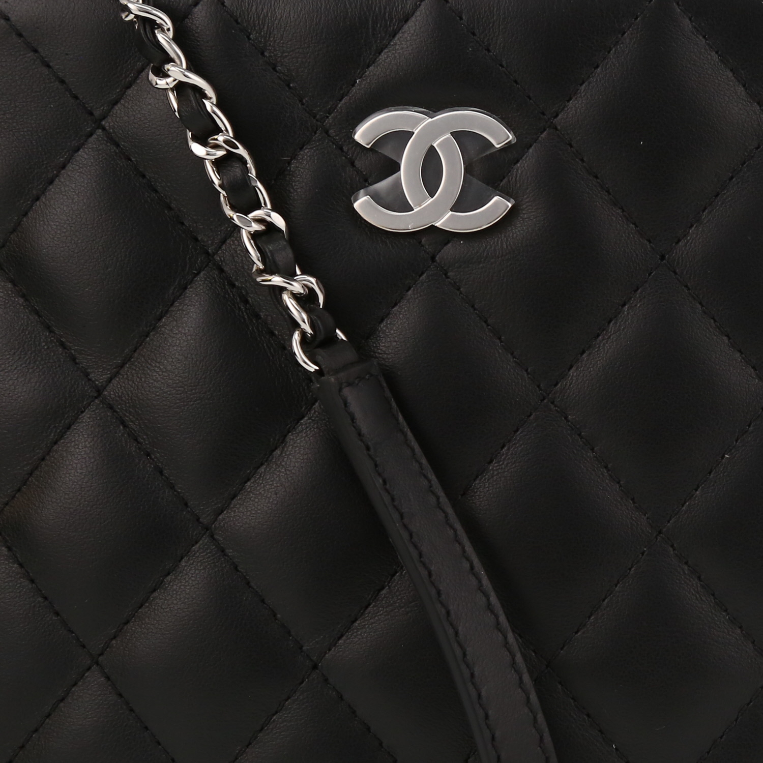 Sac à main Chanel Pochette en cuir matelassé noir - Detail D1