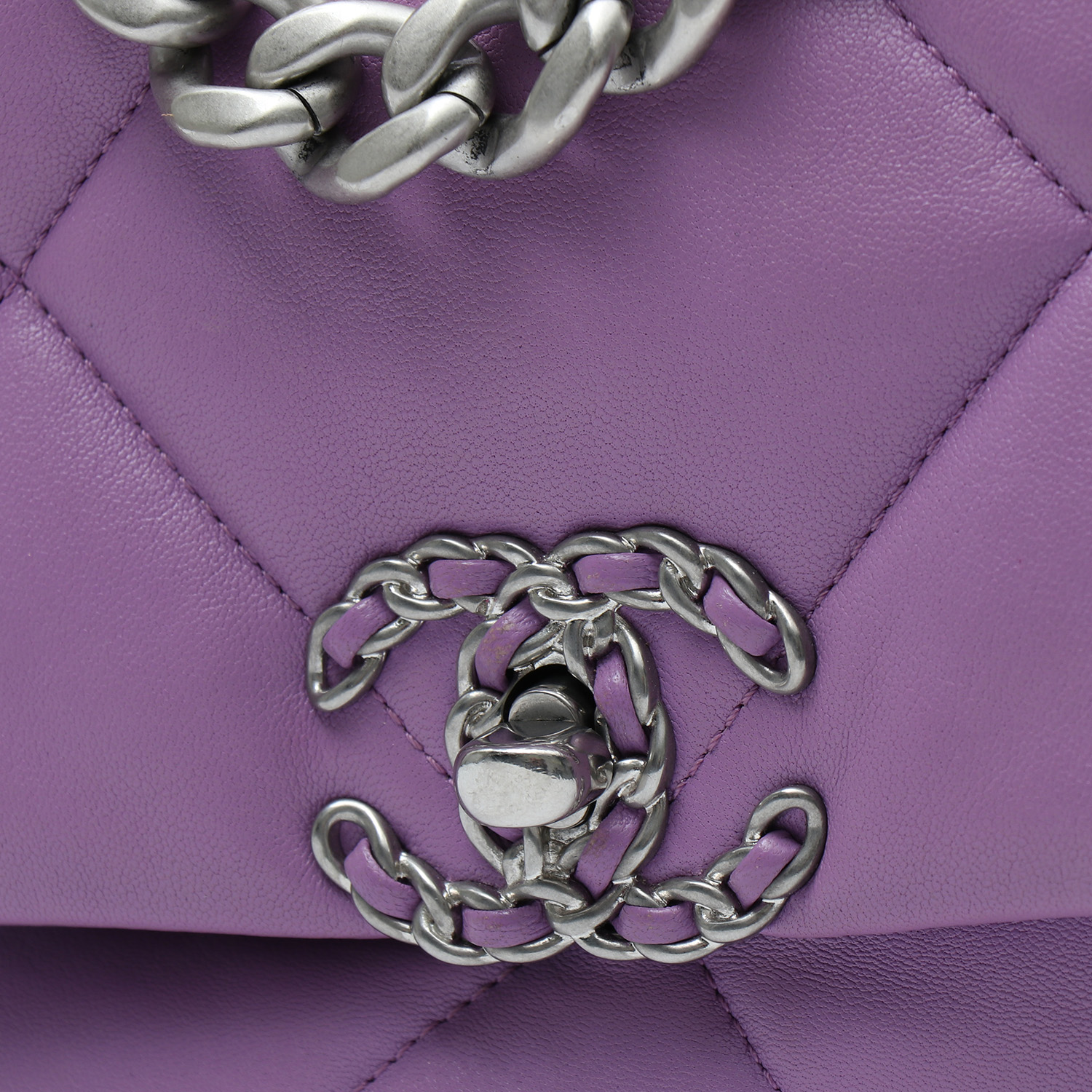 Chanel  19 shoulder bag  in purple quilted leather - Detail D1