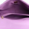 Sac bandoulière Chanel  19 en cuir matelassé violet - Detail D2 thumbnail