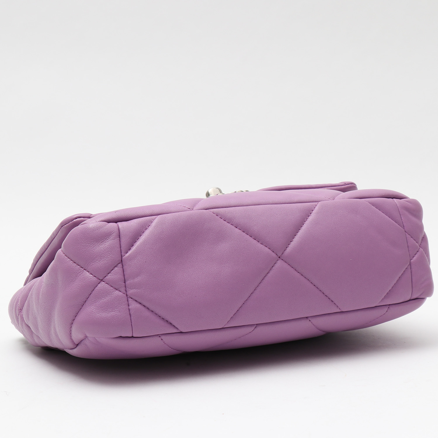 Sac bandoulière Chanel  19 en cuir matelassé violet - Detail D4
