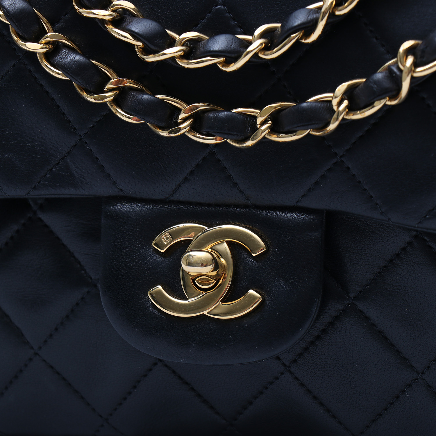 Sac à main Chanel  Timeless petit modèle  en cuir matelassé noir - Detail D1