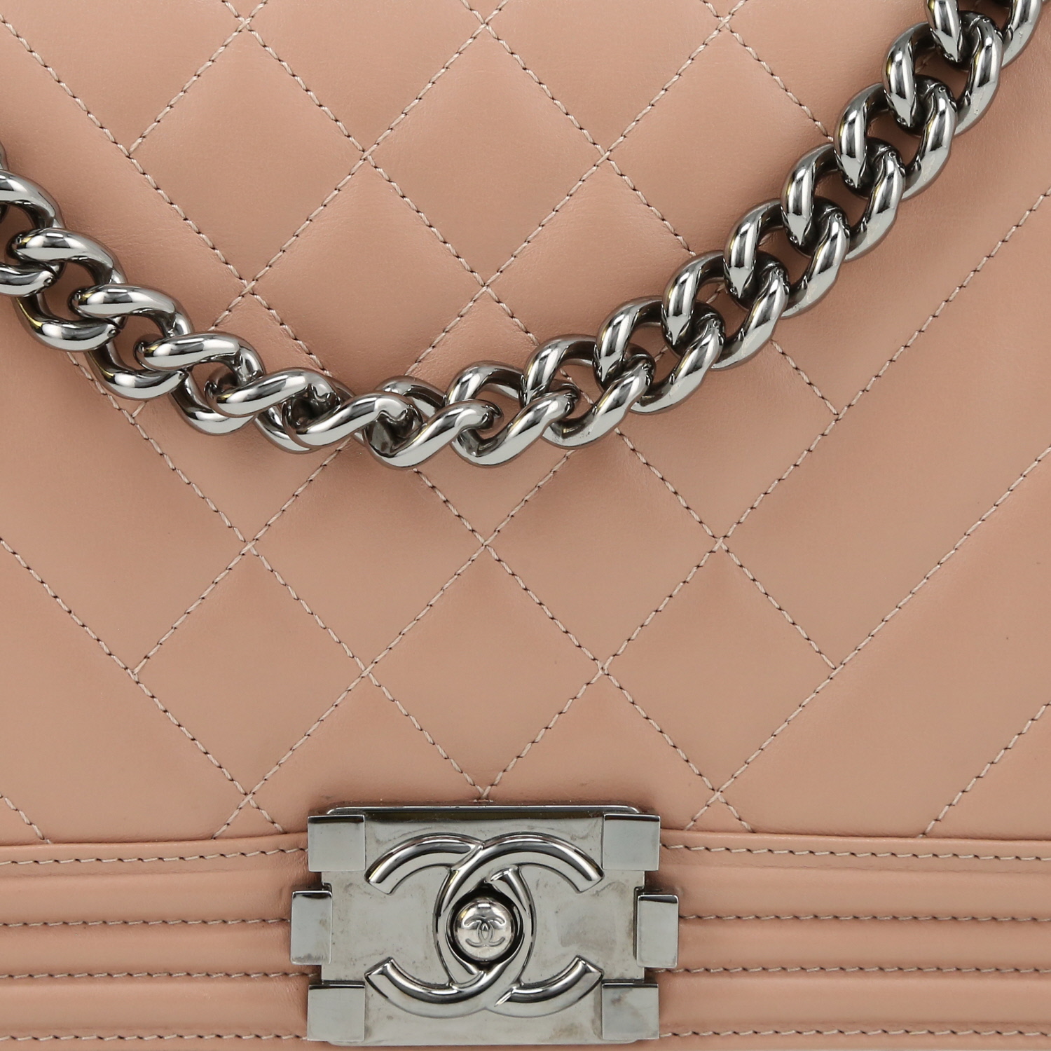 Sac bandoulière Chanel Boy grand modèle en cuir matelassé rose - Detail D1