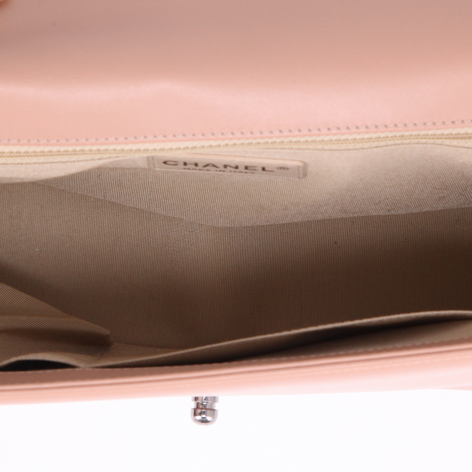 Sac bandoulière Chanel Boy grand modèle en cuir matelassé rose - Detail D8