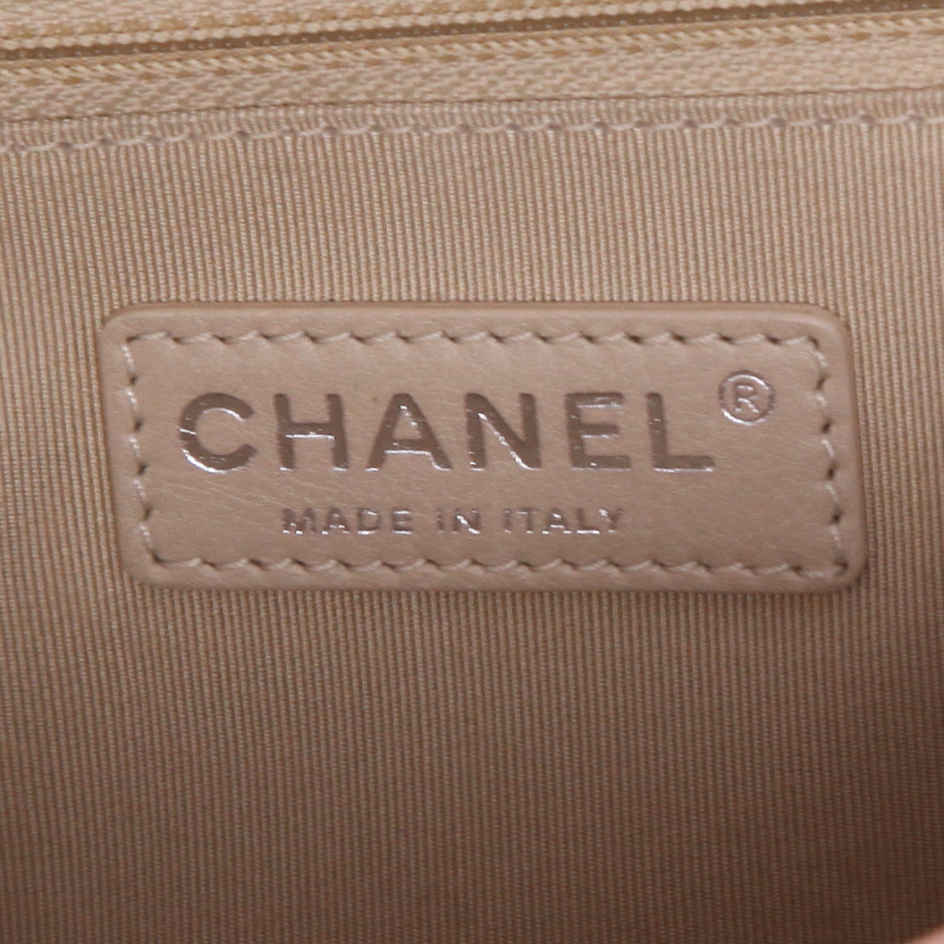 Sac bandoulière Chanel Boy grand modèle en cuir matelassé rose - Detail D9