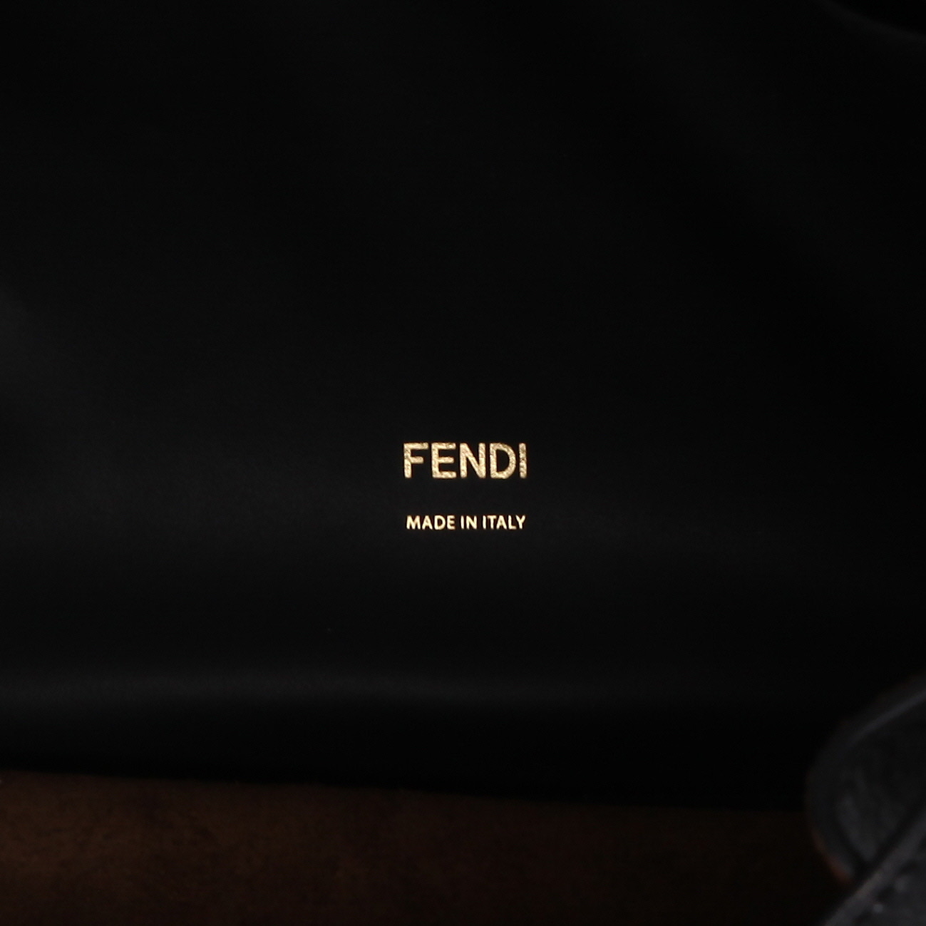 Sac à main Fendi  Kan U en cuir noir - Detail D9