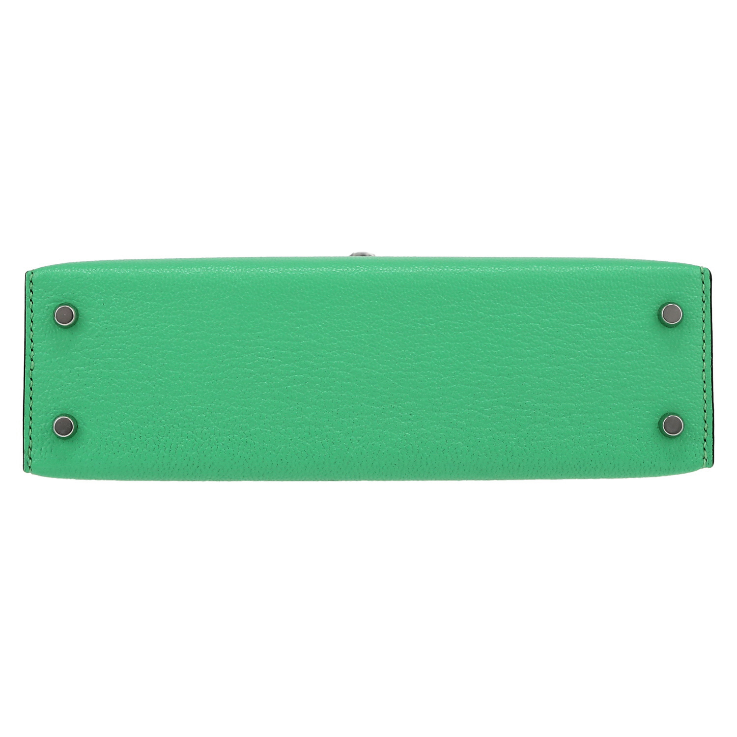 Hermès  Kelly 20 cm handbag  in green Comics Mysore leather - Detail D4