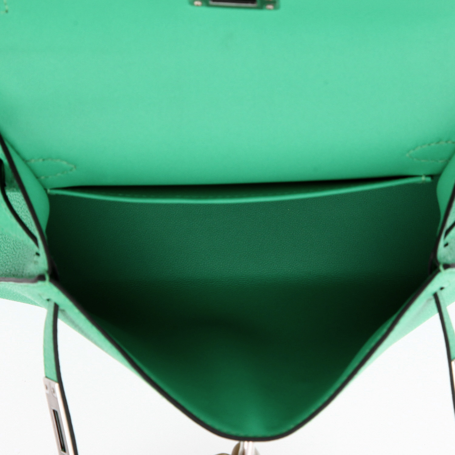 Hermès  Kelly 20 cm handbag  in green Comics Mysore leather - Detail D8