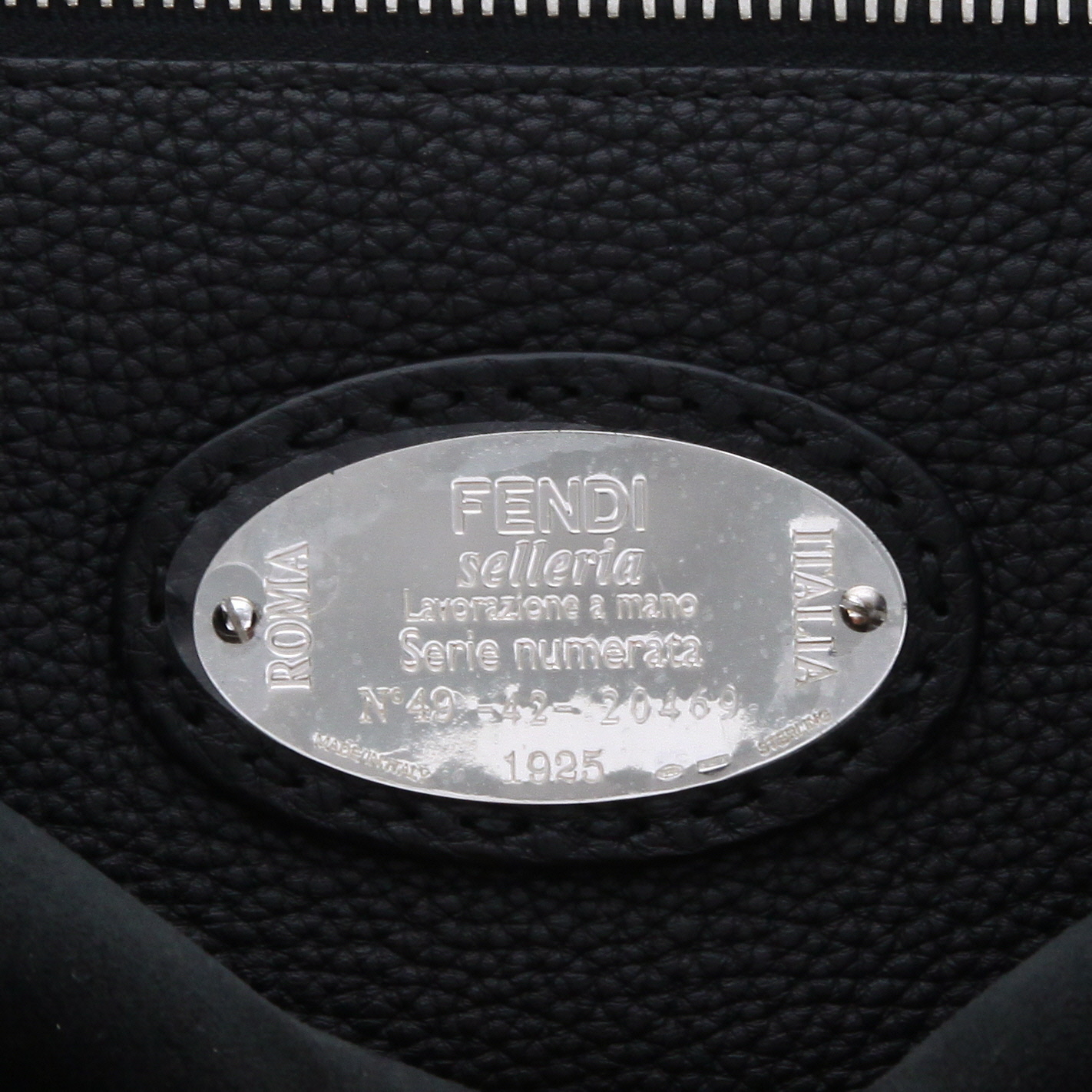 Sac Fendi Peekaboo Selleria grand modèle en cuir grainé noir - Detail D9