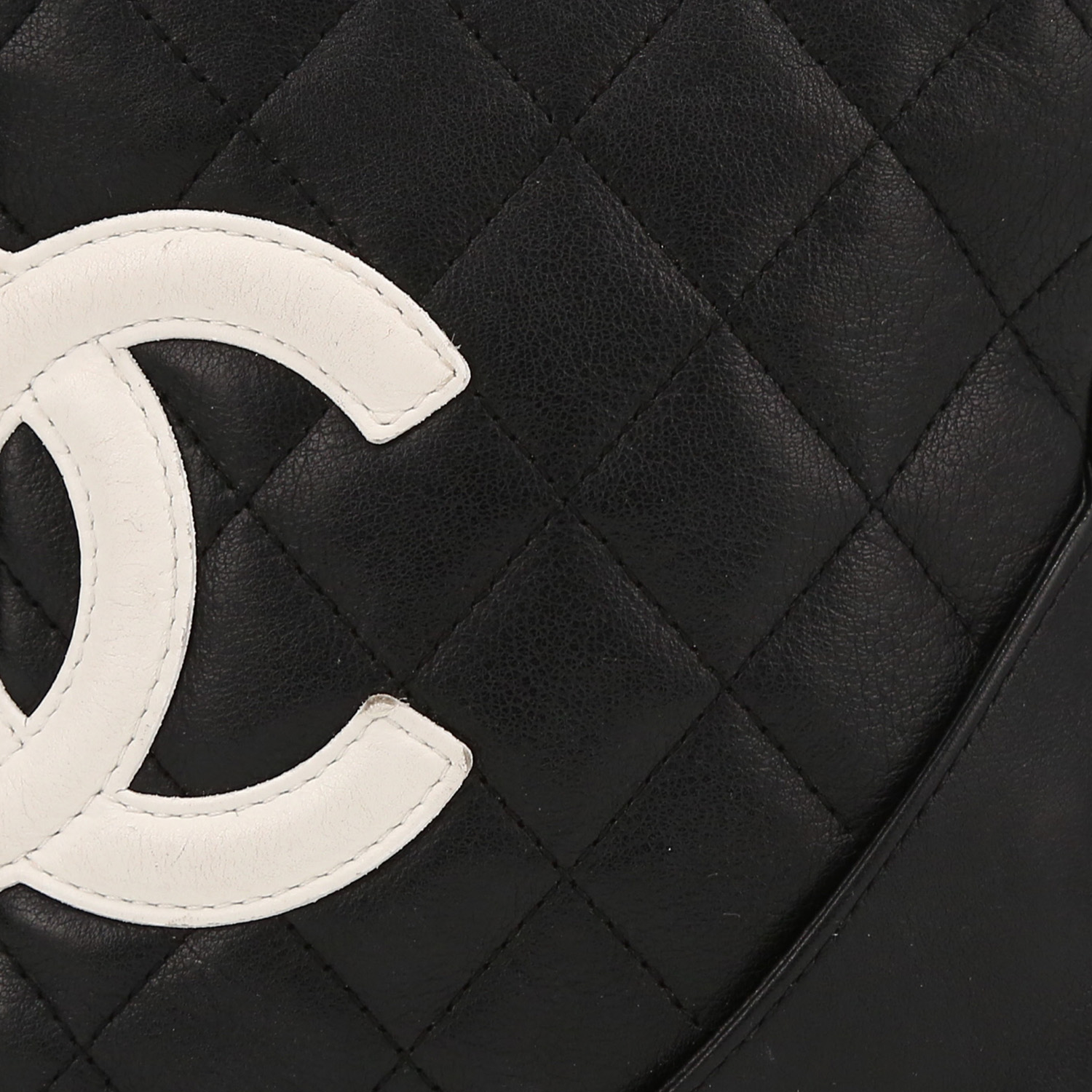 Sac à main Chanel  Cambon en cuir matelassé noir - Detail D1