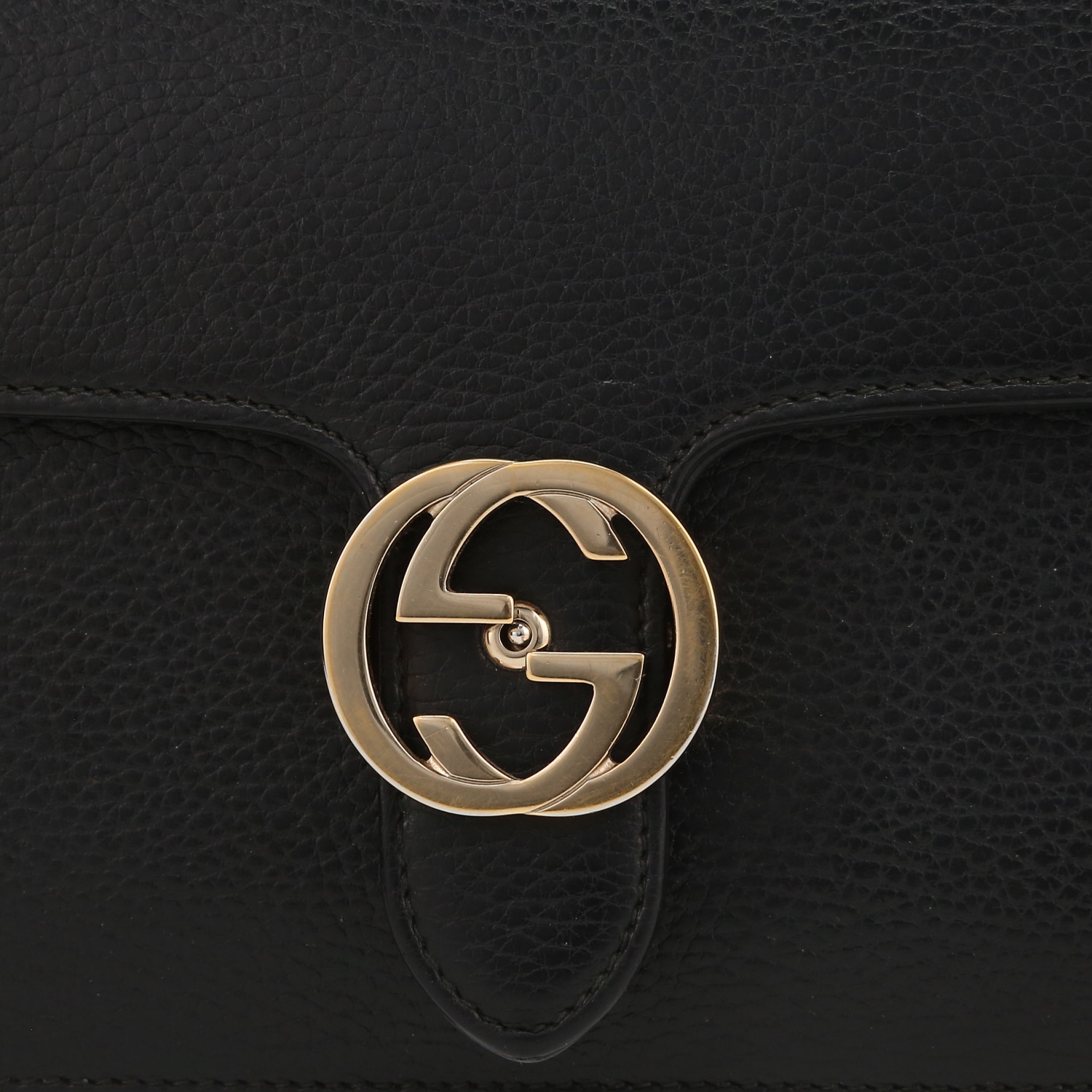 Gucci Interlocking G shoulder bag in black grained leather - Detail D1