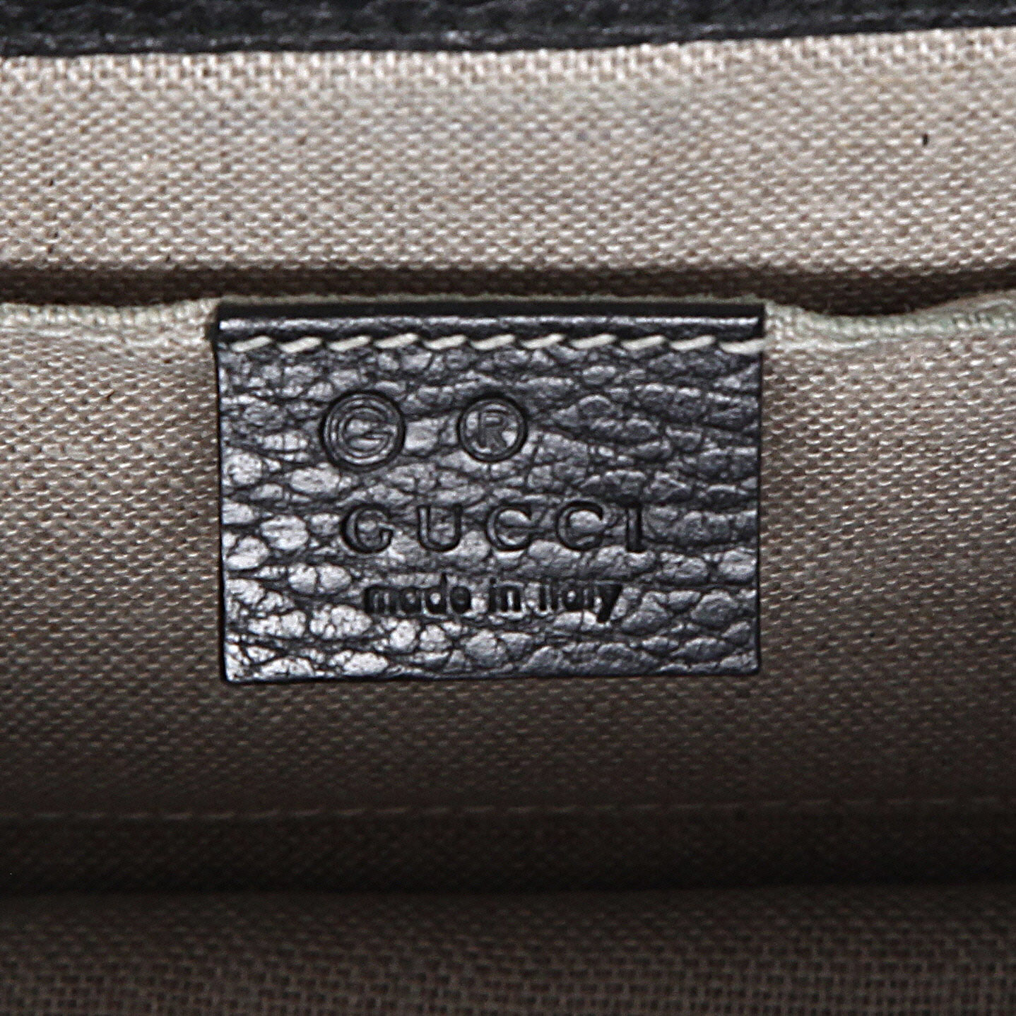Gucci Interlocking G shoulder bag in black grained leather - Detail D9