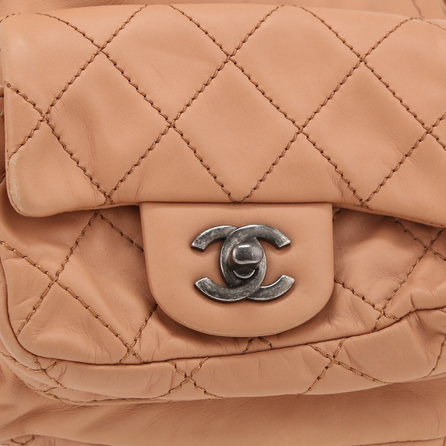 Sac à dos Chanel  Sac à dos en cuir matelassé marron camel - Detail D1