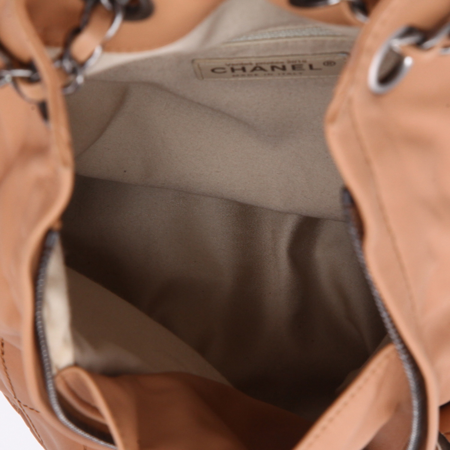 Mochila Chanel  Sac à dos en cuero acolchado color camel - Detail D8