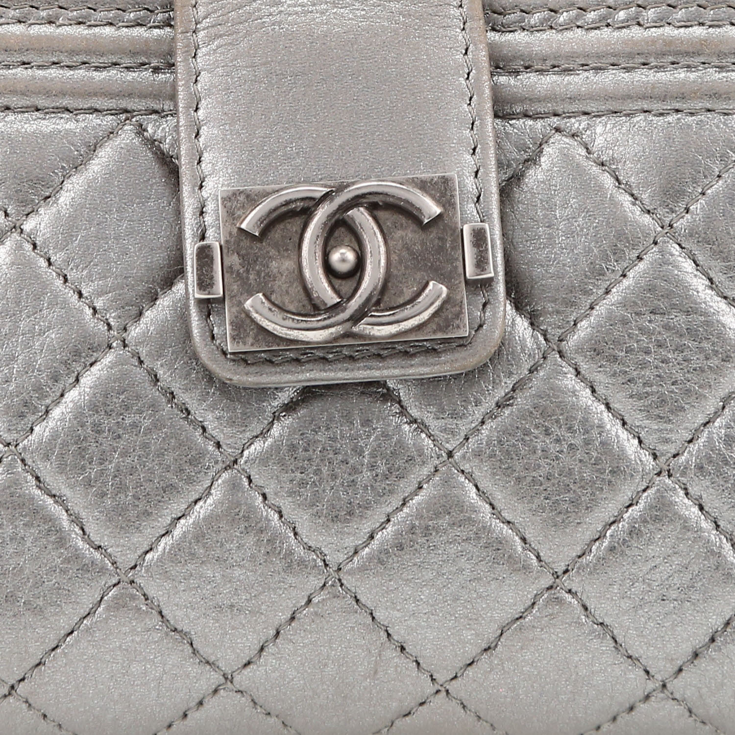 Billetera Chanel   en cuero acolchado plateado - Detail D1