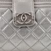 Billetera Chanel   en cuero acolchado plateado - Detail D1 thumbnail