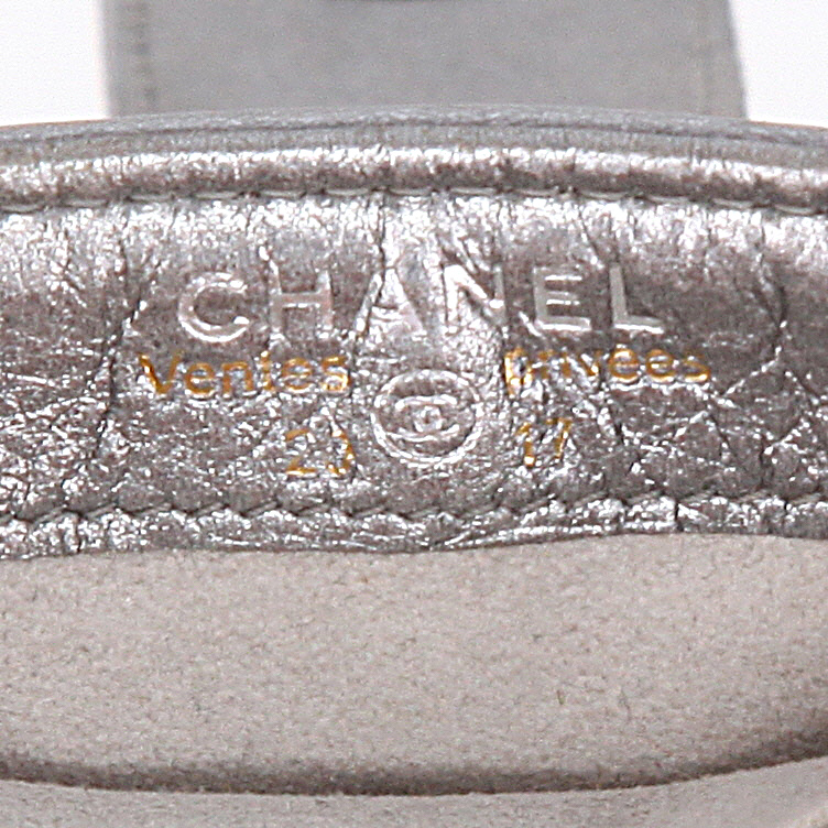 Chanel   wallet  in silver quilted leather - Detail D9