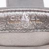 Billetera Chanel   en cuero acolchado plateado - Detail D9 thumbnail