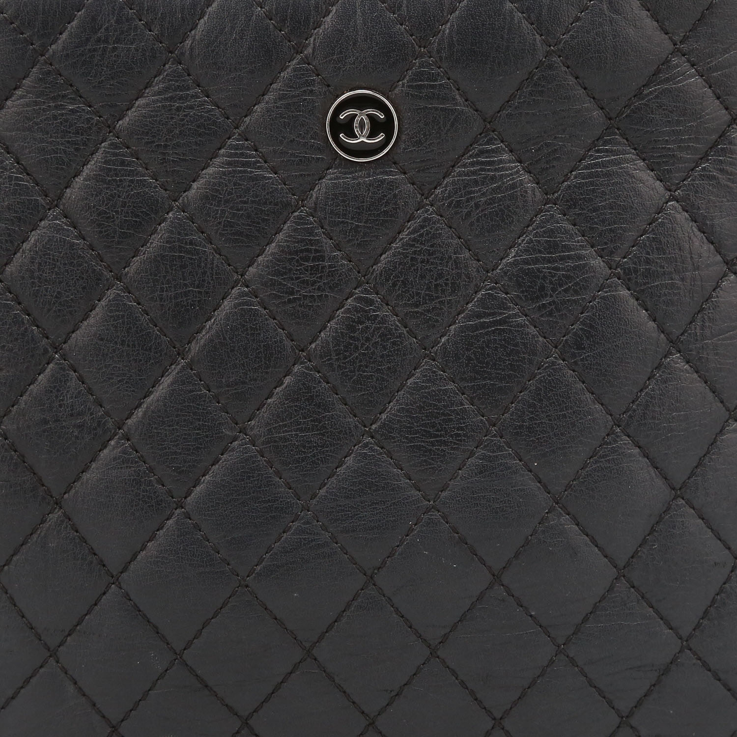 Pochette Chanel en cuir matelassé noir - Detail D1