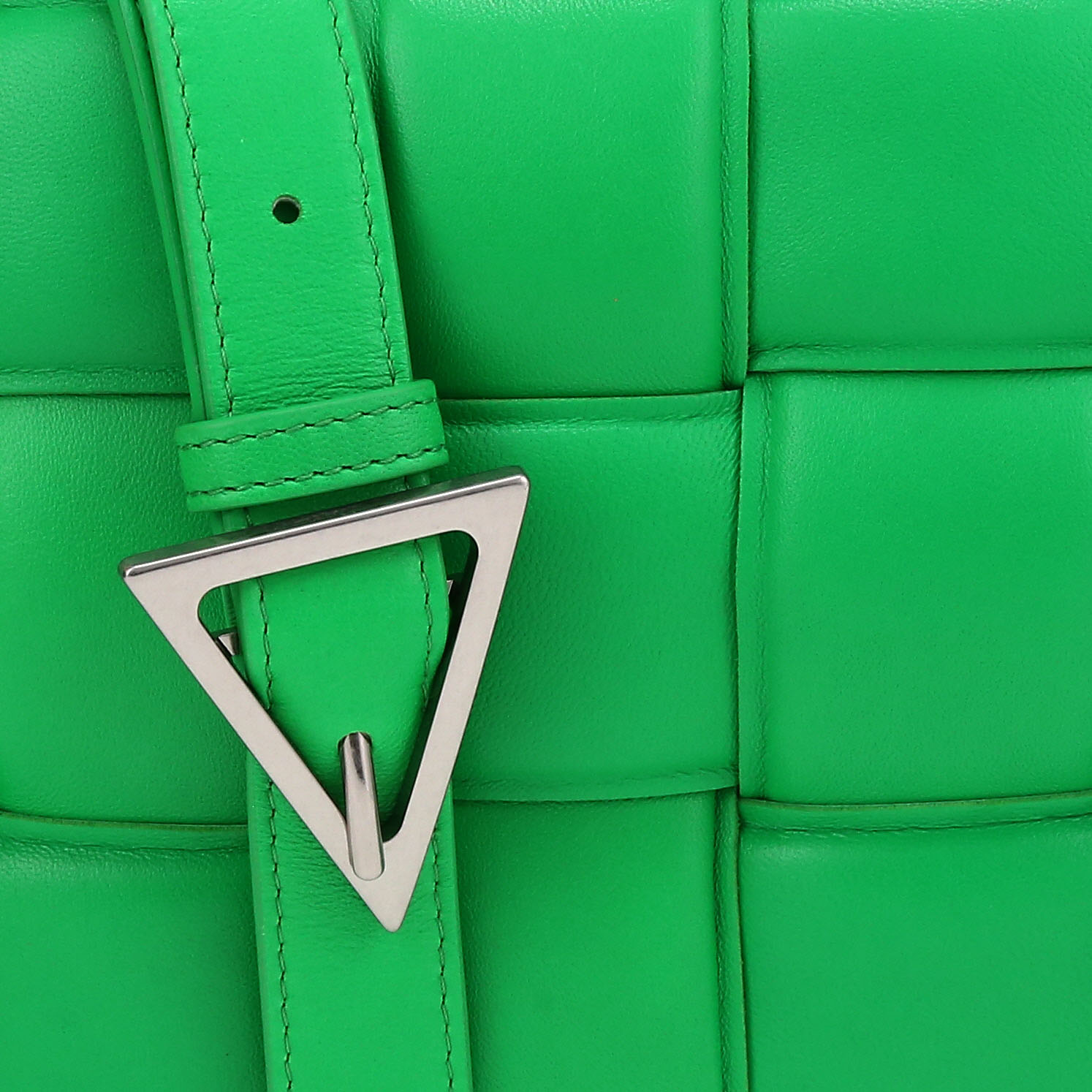 Bottega Veneta  Padded Cassette shoulder bag  in green intrecciato leather - Detail D1