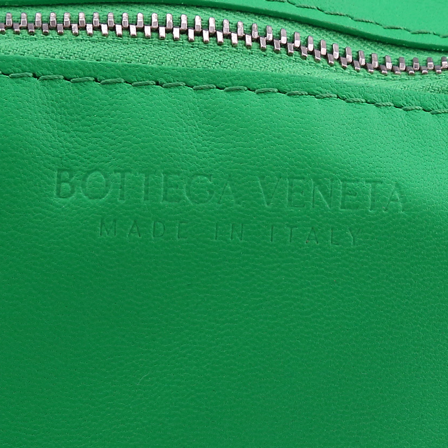 Bolso bandolera Bottega Veneta  Padded Cassette en cuero intrecciato verde - Detail D9