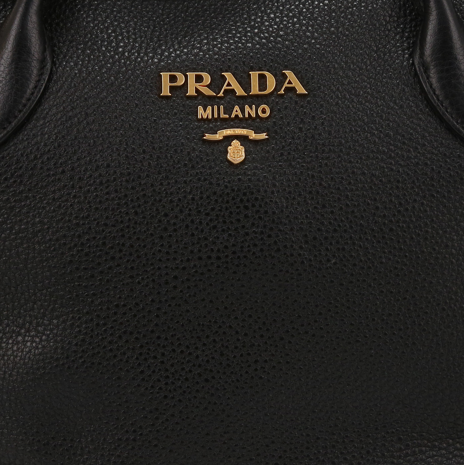 Bolso de mano Prada   en cuero granulado negro - Detail D1
