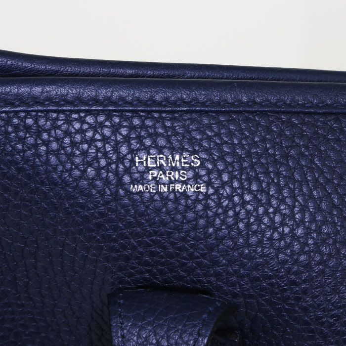 Bolso bandolera Hermès  Evelyne en cuero togo azul marino - Detail D3
