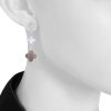 Paire de boucles d'oreilles Bijoux Van Cleef & Arpels Envolées Précieuses Magic Alhambra en or blanc, nacre et calcédoine - Detail D1 thumbnail
