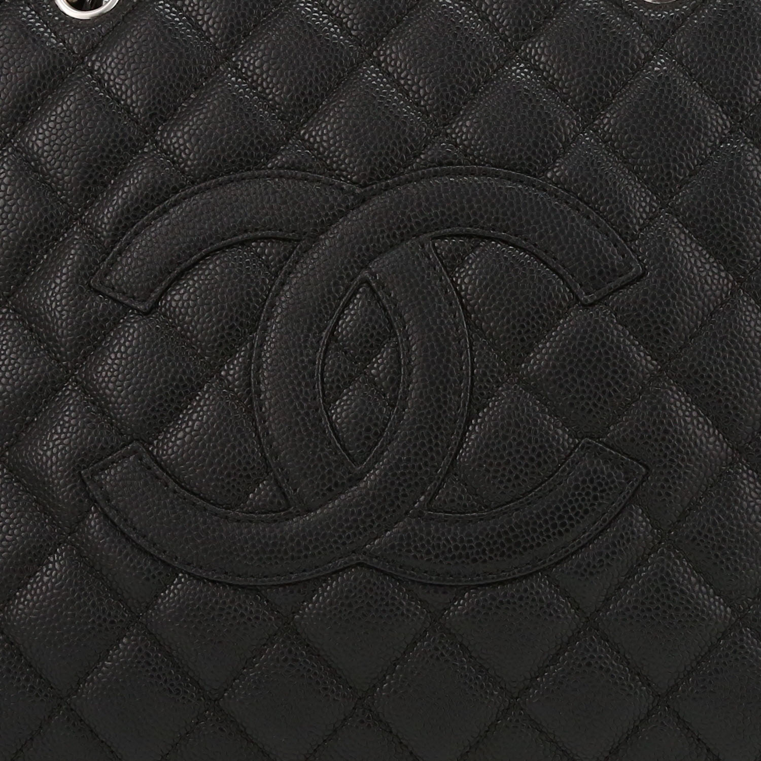 Chanel Shopping GST bag worn on the shoulder or carried in the hand in black quilted grained leather - Detail D1