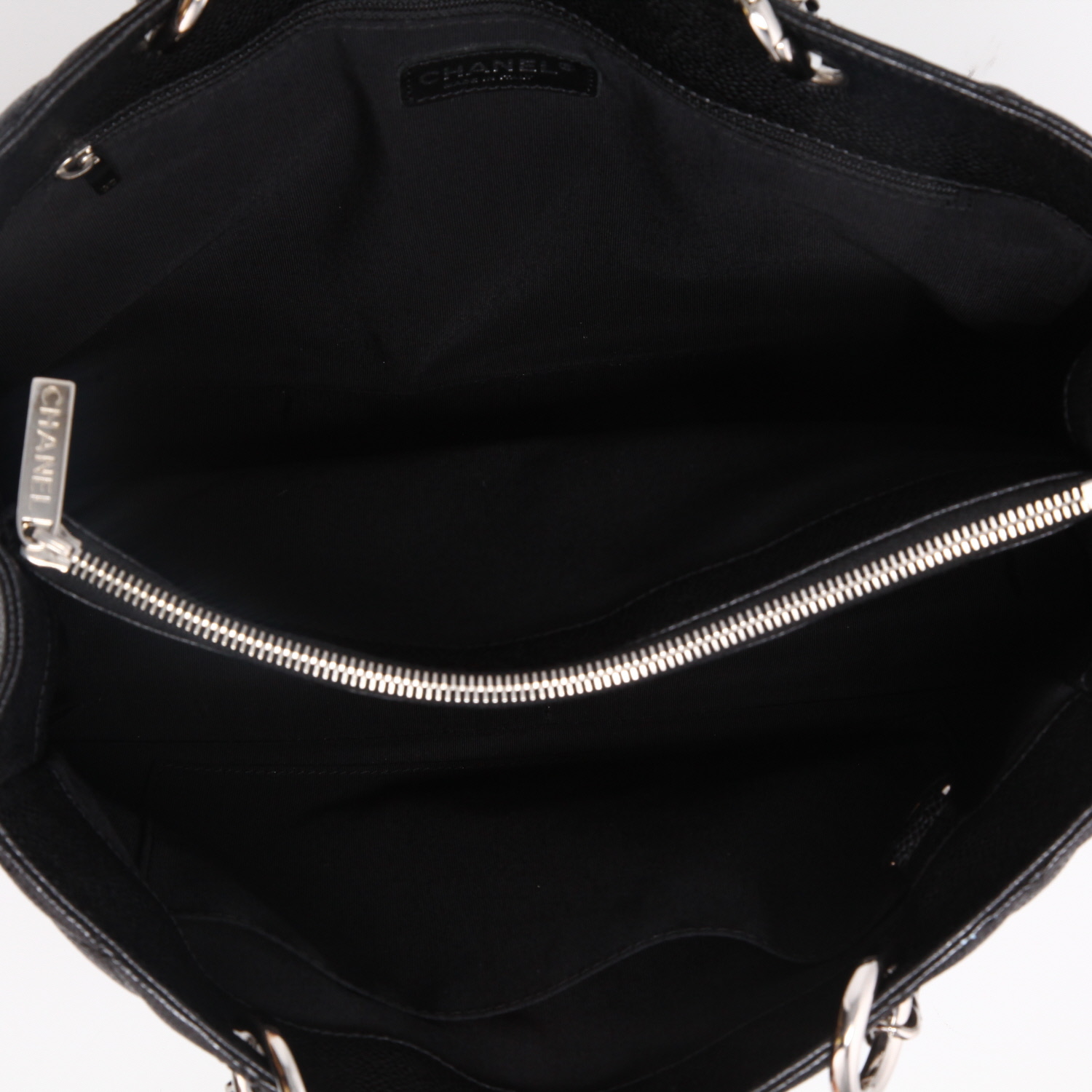 Chanel Shopping GST bag worn on the shoulder or carried in the hand in black quilted grained leather - Detail D8