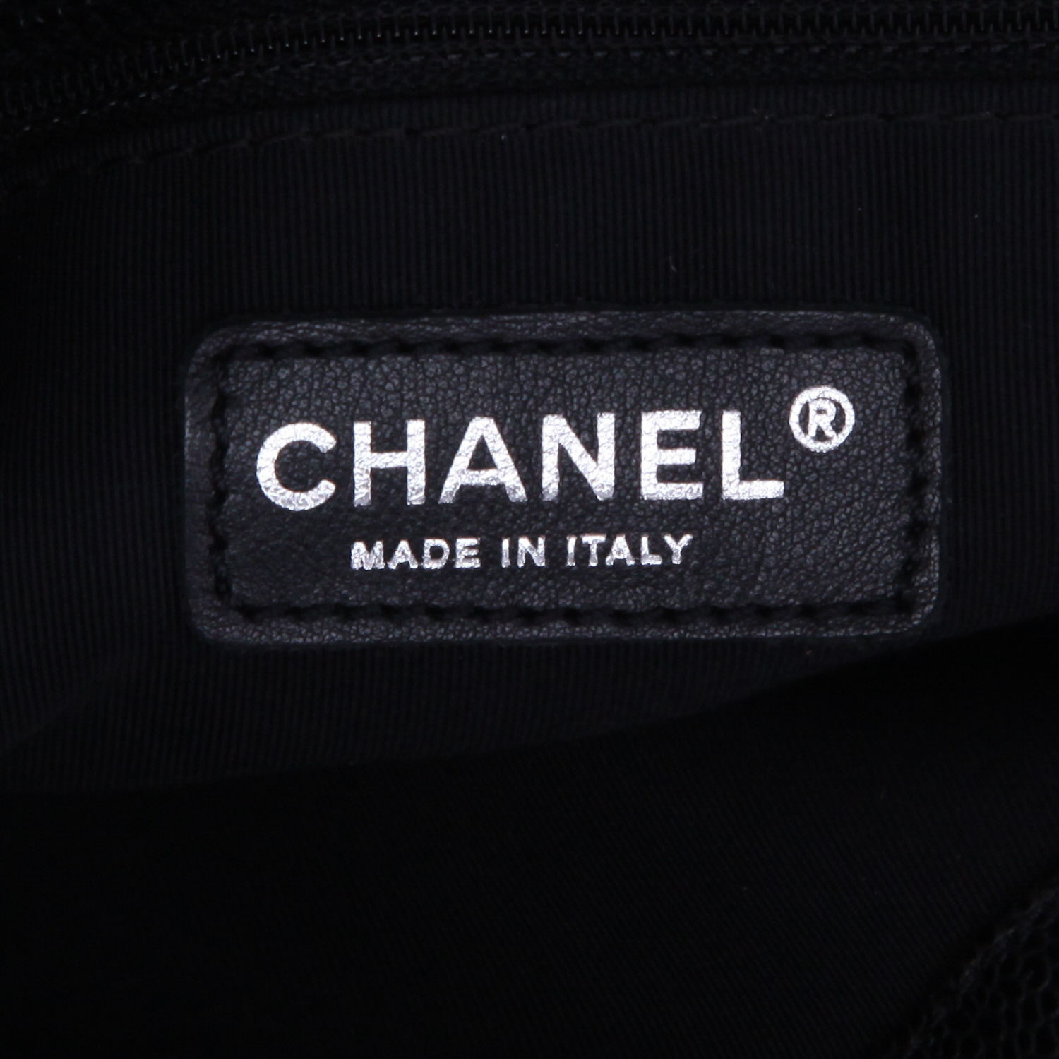 Chanel Shopping GST bag worn on the shoulder or carried in the hand in black quilted grained leather - Detail D9