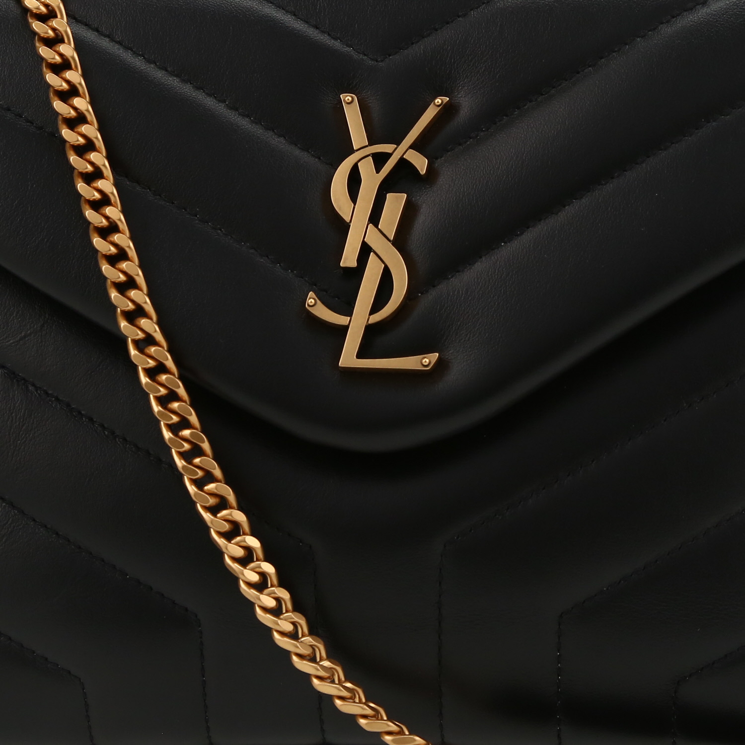 Saint Laurent Loulou small model shoulder bag in black chevron quilted leather - Detail D1