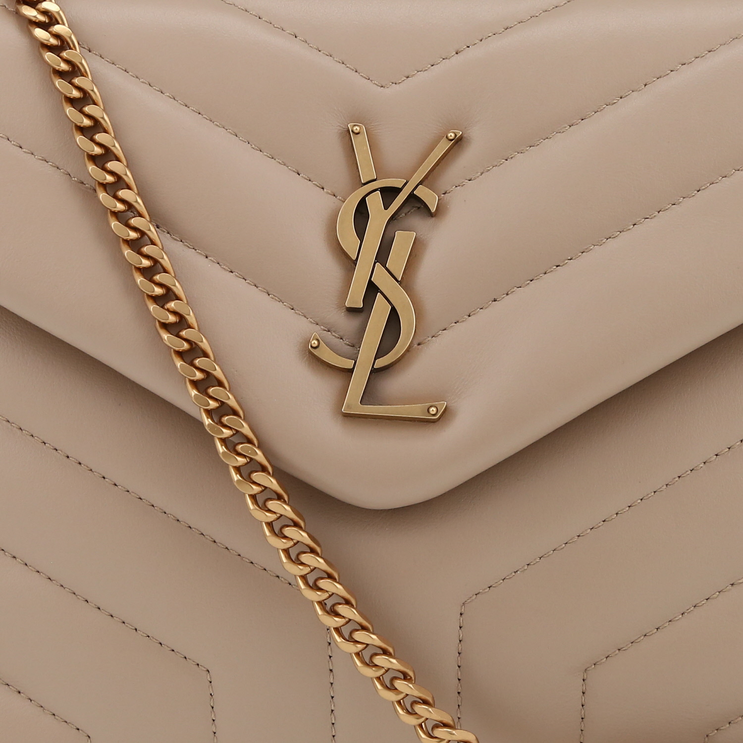 Sac bandoulière Saint Laurent  Loulou petit modèle  en cuir matelassé chevrons beige - Detail D1