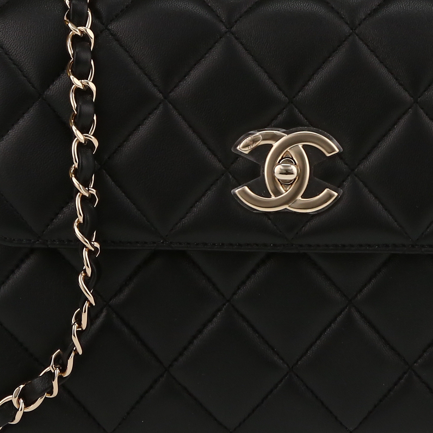 Bolso de mano Chanel  Trendy CC en cuero acolchado negro - Detail D1