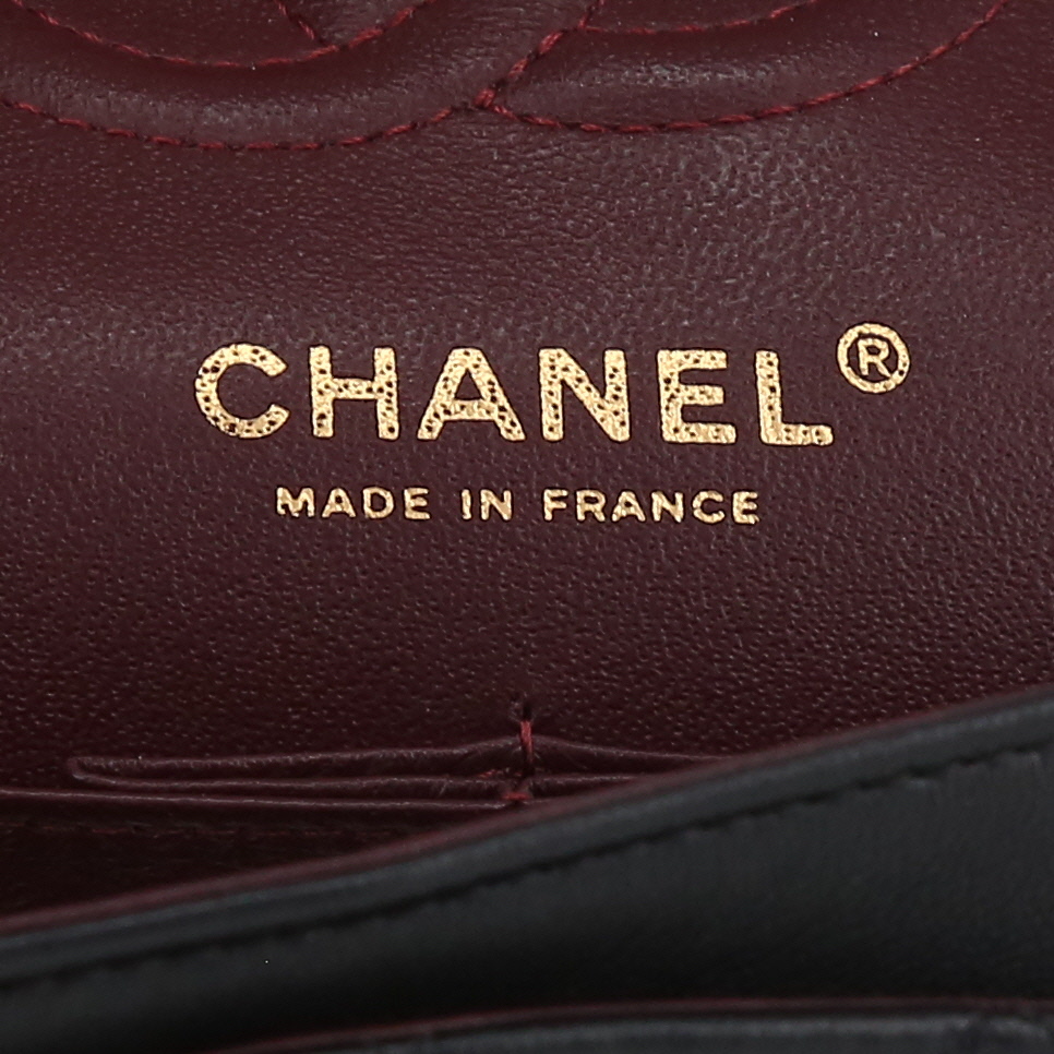 Bolso de mano Chanel  Timeless Petit en cuero acolchado negro - Detail D9