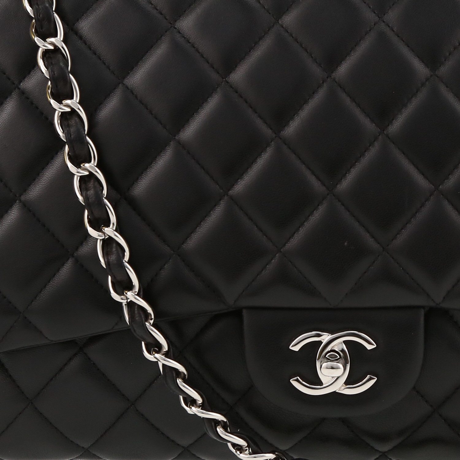 Sac bandoulière Chanel Timeless Maxi Jumbo en cuir matelassé noir - Detail D1
