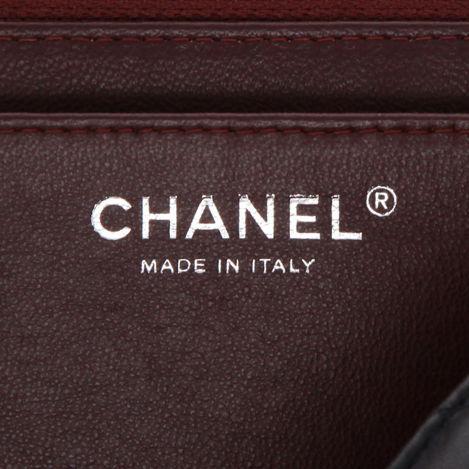 Chanel Timeless Maxi Jumbo shoulder bag in black quilted leather - Detail D9